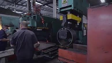 实拍工厂车间工人作业视频的预览图